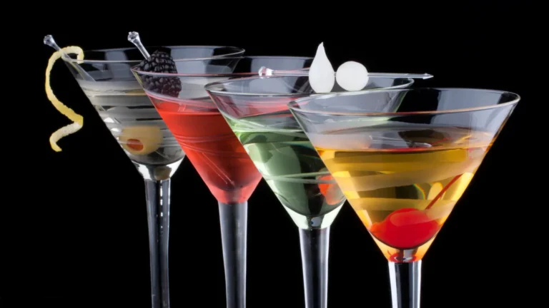 Suosituimmat cocktailit Helsingissä: Klassikoista moderneihin sekoituksiin